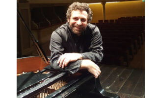 Roberto Mingarini al pianoforte